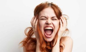 高い声で歌う時に口が横に開いていませんか？